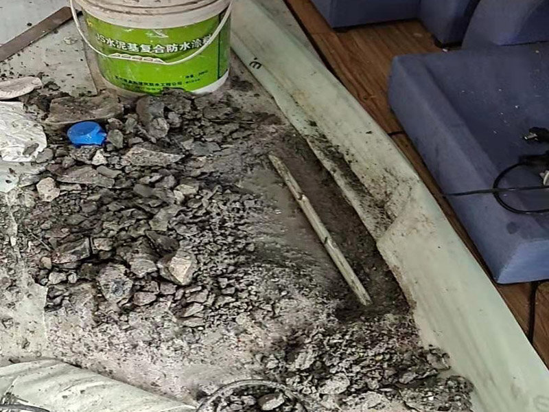 地面水管漏水維修：墻壁上有水滴不一定就是內(nèi)水管漏水所致，那應(yīng)先判斷究竟是不是墻壁內(nèi)的水管出現(xiàn)問(wèn)題而出現(xiàn)的漏水情況，找到墻壁內(nèi)水管的漏水點(diǎn)，那首先得關(guān)掉水源總閘，然后卸下連接壓縮接頭的陰陽(yáng)螺母，在螺母上繞上膠布讓螺母的密封性能更加好，最后就是重新裝上壓縮接頭。