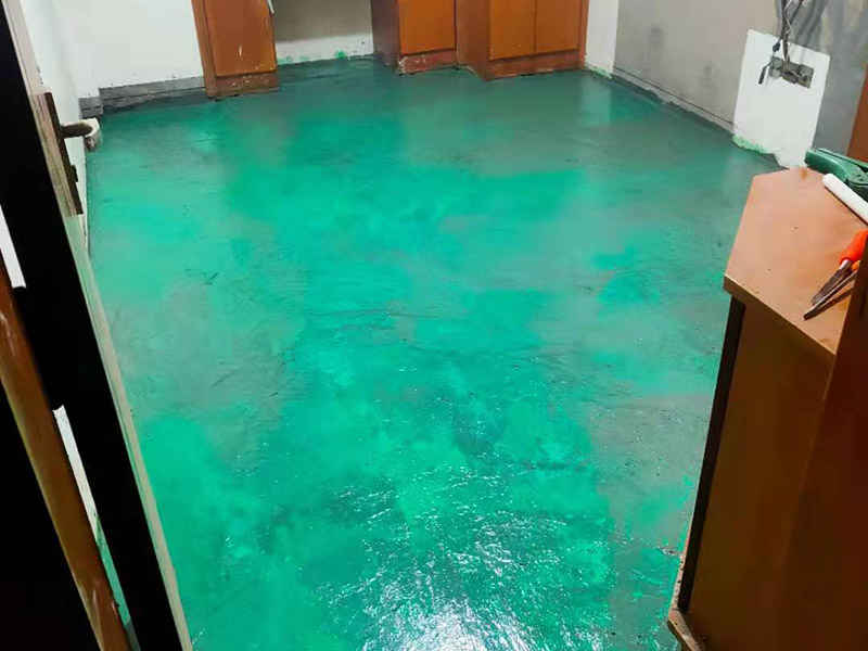 地面找平維修：1、如果地面平整度相對比較高，可以用鋪墊寶找平。比較省事，效果也好。地面平整度差的多了，建議不用鋪墊寶。因為鋪墊寶可以對地面有特別突出的，例如石子等，有調(diào)節(jié)作用，對于局部小范圍不平，沒法調(diào)節(jié)。弄不好，腳踩著還會發(fā)軟。 　　2、如果地面平整度差的不多，不用調(diào)節(jié)不同地面材料的高差，可以用水泥自流平來處理。厚度不高，施工質(zhì)量很好。 　　3、如果地面平整度差的比較多，建議用水泥沙漿找平，一次可以解決平整度和調(diào)整高差兩個問題。 　　4、如果地面的平整度誤差，只在局部范圍，也可以采用更靈活的辦法。在地板安裝前，請安裝工人，用快干粉之類的，實施局部找平，不影響安裝速度和質(zhì)量。