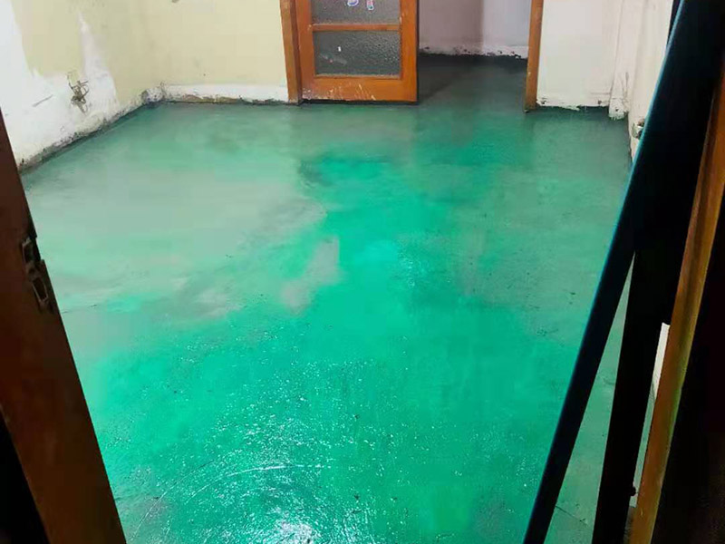 地面找平維修：1、如果地面平整度相對比較高，可以用鋪墊寶找平。比較省事，效果也好。地面平整度差的多了，建議不用鋪墊寶。因為鋪墊寶可以對地面有特別突出的，例如石子等，有調(diào)節(jié)作用，對于局部小范圍不平，沒法調(diào)節(jié)。弄不好，腳踩著還會發(fā)軟。 　　2、如果地面平整度差的不多，不用調(diào)節(jié)不同地面材料的高差，可以用水泥自流平來處理。厚度不高，施工質(zhì)量很好。 　　3、如果地面平整度差的比較多，建議用水泥沙漿找平，一次可以解決平整度和調(diào)整高差兩個問題。 　　4、如果地面的平整度誤差，只在局部范圍，也可以采用更靈活的辦法。在地板安裝前，請安裝工人，用快干粉之類的，實施局部找平，不影響安裝速度和質(zhì)量。