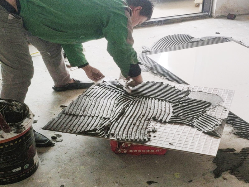 客廳地磚鋪貼:鋪貼前應(yīng)用水泥砂漿找地面或墻面，并按磚體尺寸劃好線，劃線時(shí)需預(yù)留3－5mm的灰縫，以防粘結(jié)物與磚體膨脹系數(shù)不一致而導(dǎo)致不良后果產(chǎn)生。 瓷磚受熱或者冬天遇冷會存在一定熱脹冷縮，同時(shí)粘貼瓷磚的水泥沙土也會隨著溫度和濕度的變化出現(xiàn)一定膨脹收縮，瓷磚間不留縫隙很容易導(dǎo)致瓷磚起拱裂開。瓷磚邊緣存在一定誤差，每塊瓷磚不能保證完全的平整，特別是裝修現(xiàn)場切割瓷磚容易出現(xiàn)誤差，留縫能保持整體整齊劃一。 