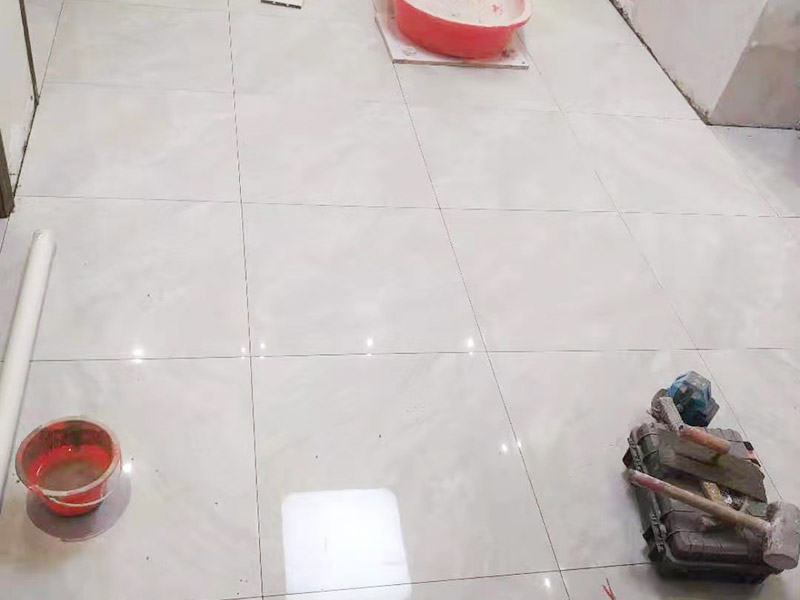 客廳地磚鋪貼:鋪貼前應(yīng)用水泥砂漿找地面或墻面，并按磚體尺寸劃好線，劃線時(shí)需預(yù)留3－5mm的灰縫，以防粘結(jié)物與磚體膨脹系數(shù)不一致而導(dǎo)致不良后果產(chǎn)生。 瓷磚受熱或者冬天遇冷會存在一定熱脹冷縮，同時(shí)粘貼瓷磚的水泥沙土也會隨著溫度和濕度的變化出現(xiàn)一定膨脹收縮，瓷磚間不留縫隙很容易導(dǎo)致瓷磚起拱裂開。瓷磚邊緣存在一定誤差，每塊瓷磚不能保證完全的平整，特別是裝修現(xiàn)場切割瓷磚容易出現(xiàn)誤差，留縫能保持整體整齊劃一。 