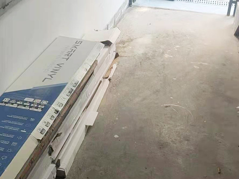 毛坯房地板鋪貼：先對地面進(jìn)行找平，水平的誤差不能超過2毫米。地面要是不平，腳感就不好。再就是將邊、角部位等突起或有不平的地方進(jìn)行局部修整。再鋪防潮層，防潮層可以防止以后地板受潮。鋪平，接縫處要并攏。然后就是安裝地板了，因?yàn)榈匕迨且e落安裝的，先預(yù)鋪一下，將部分地板一分為二，要按尺寸來鋸，萬一鋸多了，地板損耗就大了。因?yàn)榈匕逵幸欢ǖ呐蛎浡?，因此鋪裝前要在其與墻面接觸的部位預(yù)留膨脹縫，以免地板起鼓。膨脹縫的大小一般和地板的膨脹系數(shù)有關(guān)系。