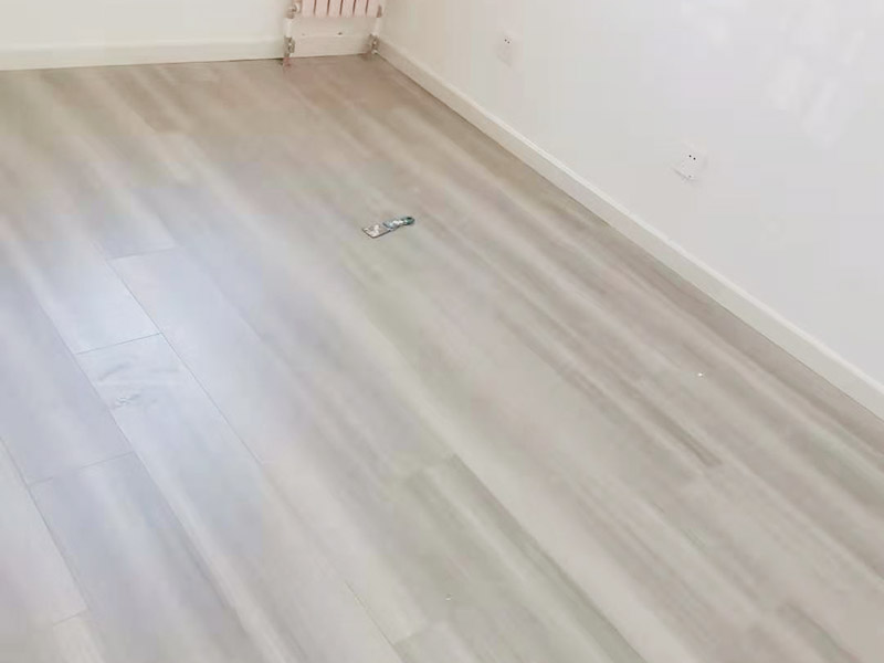 木地板踢腳線安裝：1、安裝前先清掃：把地面和墻面打掃干凈，這樣安裝踢腳線才不會出現(xiàn)空隙。 2、墻表打孔：需要進(jìn)行打孔，把踢腳線穩(wěn)固在墻表?？拙嘣?00cm左右，孔深度5CM左右。 3、墻角處理：踢腳線切成45度斜角，這樣2根踢腳線可以融合在一起，組成尖銳的90度直角。