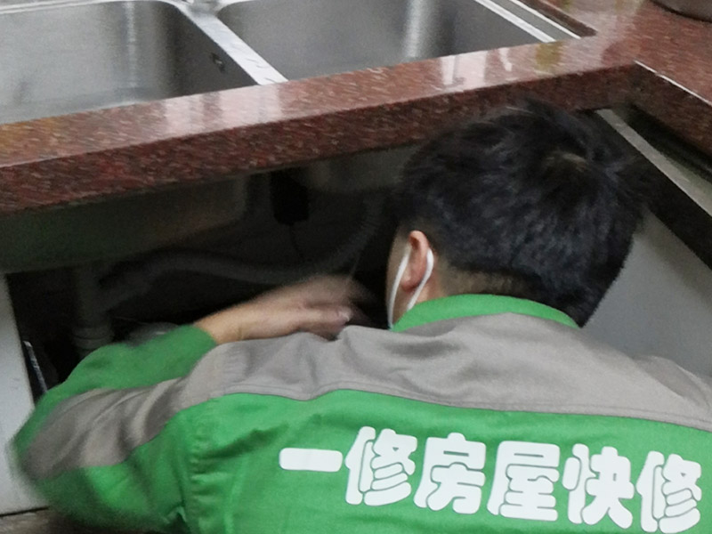 廚房局部維修：衛(wèi)生間改造中水電的改造尤為重要且需要最早開始著手，由于會(huì)涉及到浴霸采暖、燈光的線路走向、水管的入墻等問(wèn)題，所以在改造之前需制定一個(gè)詳細(xì)的水電走向設(shè)計(jì)，從而提高安全質(zhì)量以及滿足裝修業(yè)主們生活的需要。 對(duì)于衛(wèi)生間改造，其次就是需要對(duì)其做相應(yīng)的防水處理。因?yàn)樵谌粘５募彝ブ校l(wèi)生間的水是處處可見的，非常潮濕。衛(wèi)生間內(nèi)的防水涂料是由地面延伸到墻面的，涂刷過(guò)程中精良的保證厚度均勻。還需要處理好地面和墻面交界處的各類管件的涂刷。待防水處理完全確定后，等待地面干透就可以做后續(xù)的工程了。