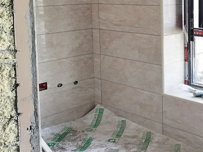 衛(wèi)生間瓷磚鋪貼：衛(wèi)生間的裝修，這個地方是洗漱的地方會使用很多水，所以說一定要做好排水的工作，排水是為了防止在以后的使用過程中出現(xiàn)堵塞水的現(xiàn)象，如果排水不做好就會導(dǎo)致衛(wèi)生間出現(xiàn)洪澇的現(xiàn)象，事先做排水的工作不僅僅是為了房子也是為了友鄰和睦，試想一下如果排水不做好就會導(dǎo)致水的堵塞然后就會出現(xiàn)水下滲的現(xiàn)象，可能會影響到樓下鄰居，所以說衛(wèi)生間做好排水很重要。