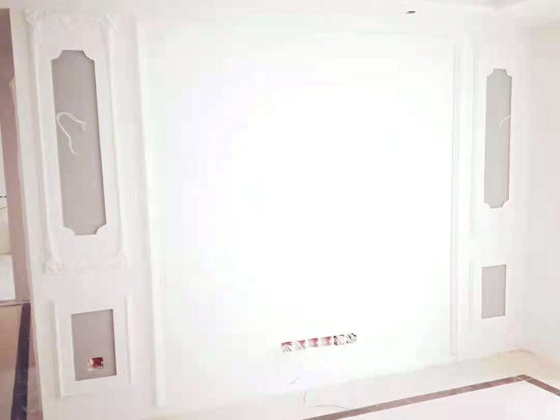 墻面乳膠漆刷新:首先應(yīng)將墻面上的雜質(zhì)清理干凈，確定墻面無雜質(zhì)后開始刮膩?zhàn)?，并用砂紙將墻面打磨平整，接著開始涂刷底漆，涂刷時(shí)需確保墻面每個角落都涂到，上完底漆后，將墻面的坑眼打磨平整，最后涂刷面漆，涂刷后的十天內(nèi)，不得接觸或擦洗墻面。