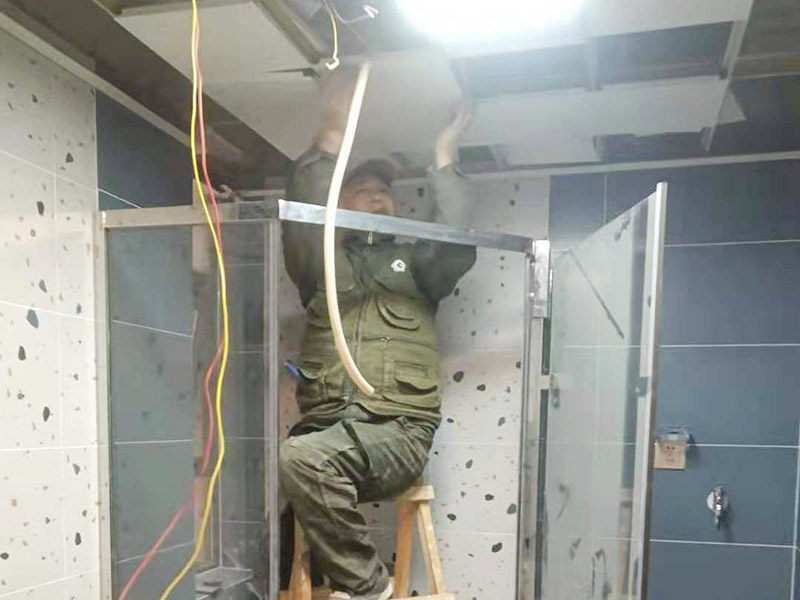 衛(wèi)生間局部安裝：浴室柜鏡子在安裝之前，要測(cè)量好鏡子的尺度，鏡子的尺度應(yīng)該用卷尺量出，然后再在適合的位置，將墻面打孔，然后裝入墻塞，然后將螺絲擰入墻內(nèi)一定深度，然后再確定鏡子的穩(wěn)定性。根據(jù)鏡子背面墻上的兩個(gè)孔，對(duì)準(zhǔn)套入墻內(nèi)的螺絲釘，固定好之后再用手緊緊的將它擰好，然后再用手試一下，看看鏡子會(huì)不會(huì)有松動(dòng)問(wèn)題，如果鏡子沒(méi)有東倒西歪的問(wèn)題，那么鏡子就算是已經(jīng)安裝了，最后，鏡子安裝好之后，要注重鏡面的清潔，一定要用濕毛巾先把鏡子好好擦一下，然后再用干毛巾再擦拭一遍，保證好鏡子的清潔和干凈，就可以進(jìn)行使用了。