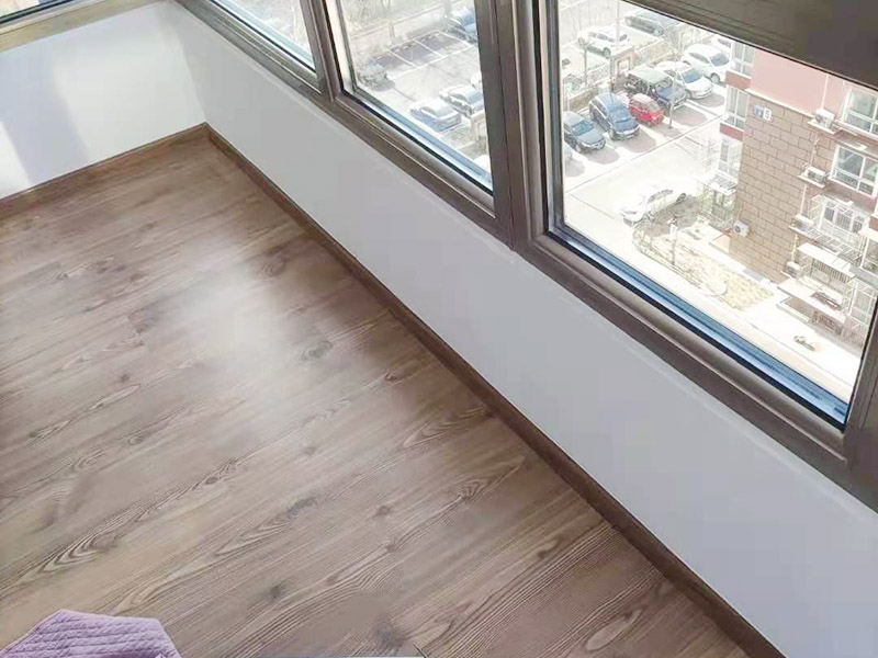 客廳墻面地板翻新：木地板鋪設(shè)之前，要先確保地面平整，然后在地上鋪一層塑料棉膜，塑料棉膜是為了防止地面防潮使木地板變形，接著講木地板都放置在地膜上，這樣在鋪貼的時候比較方便。先確定好木地板鋪設(shè)的方法，確定好之后就可以開始鋪設(shè)了，一般是從墻角開始鋪設(shè)。當(dāng)首塊板鋪上去，第二塊板就必須接連上。然后板與板之間都有槽與突出的插面，插面進(jìn)去槽里要嚴(yán)絲合縫。具體操作是將一塊木地板長面的插面進(jìn)入到前面板的槽里，用手推板的側(cè)面插面進(jìn)入旁邊地板的槽里，如果有縫隙，那么用專用的錘子輕輕敲到一些即可。