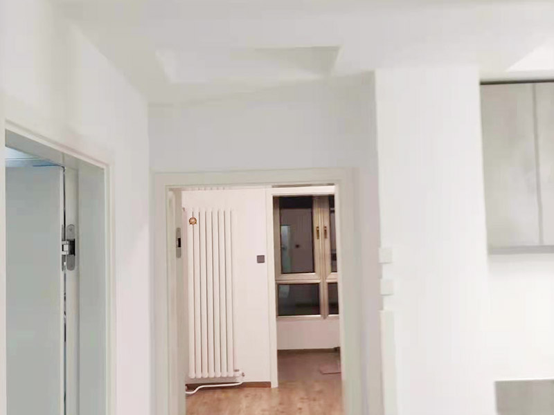 客廳墻面地板翻新：木地板鋪設(shè)之前，要先確保地面平整，然后在地上鋪一層塑料棉膜，塑料棉膜是為了防止地面防潮使木地板變形，接著講木地板都放置在地膜上，這樣在鋪貼的時候比較方便。先確定好木地板鋪設(shè)的方法，確定好之后就可以開始鋪設(shè)了，一般是從墻角開始鋪設(shè)。當(dāng)首塊板鋪上去，第二塊板就必須接連上。然后板與板之間都有槽與突出的插面，插面進(jìn)去槽里要嚴(yán)絲合縫。具體操作是將一塊木地板長面的插面進(jìn)入到前面板的槽里，用手推板的側(cè)面插面進(jìn)入旁邊地板的槽里，如果有縫隙，那么用專用的錘子輕輕敲到一些即可。