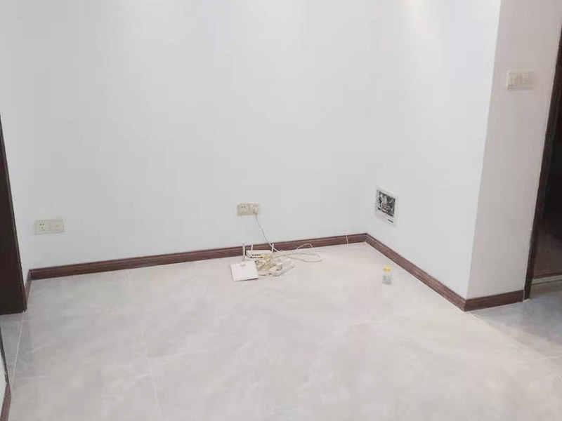 客廳裝修翻新：首先要做的就是進(jìn)行主體的改拆。需要按照?qǐng)D紙，進(jìn)行非承重墻的合理改拆，拆暖氣或者換窗戶等等，因?yàn)閴w暖氣等改拆以后，原本的水電格局會(huì)被破壞，所以，為了迎合新的房屋格局，水電路也要重新布置。木工，這是對(duì)于裝修客廳中需要木工門(mén)套或者壁櫥等的制作。在一般的裝修中，木工與油漆工，泥工可以同時(shí)作業(yè)，這樣比較節(jié)省時(shí)間。