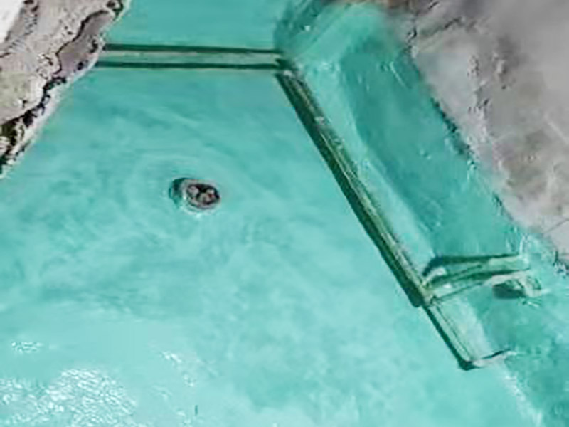 廁所地面刷防水：作防水前，一定要把需要作防水的墻面和地面打掃干凈，否則，再好的防水劑也起不到防水的作用。一般的墻面防水劑要刷到30厘米的高度。地面要全部刷到，而且必須等第一遍干了后，才能刷第二遍。防水重點(diǎn)位置：墻角位置，要多刷1－2遍。下水管周圍，要多刷1－2遍。防水做完了，不要以為就沒有事了，還要&ldquo;開閘放水&rdquo;，試水。試水一試就是24個小時，看周圍墻面有沒有滲水現(xiàn)象