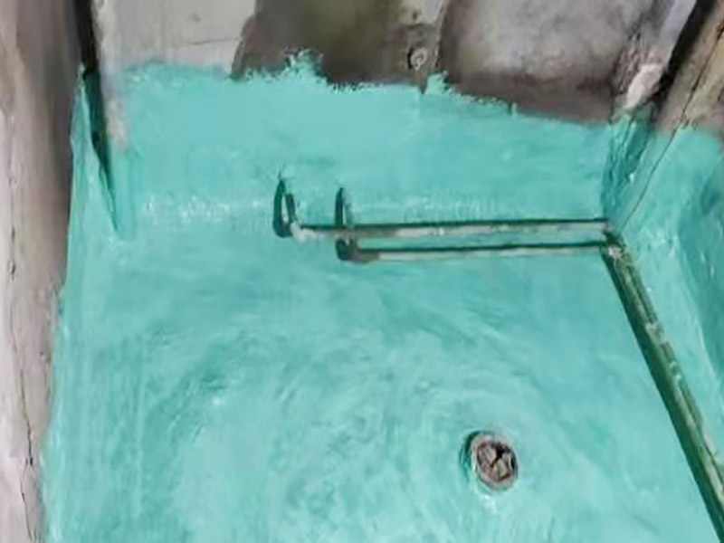 廁所地面刷防水：作防水前，一定要把需要作防水的墻面和地面打掃干凈，否則，再好的防水劑也起不到防水的作用。一般的墻面防水劑要刷到30厘米的高度。地面要全部刷到，而且必須等第一遍干了后，才能刷第二遍。防水重點(diǎn)位置：墻角位置，要多刷1－2遍。下水管周圍，要多刷1－2遍。防水做完了，不要以為就沒有事了，還要&ldquo;開閘放水&rdquo;，試水。試水一試就是24個小時，看周圍墻面有沒有滲水現(xiàn)象