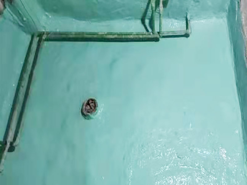 廁所地面刷防水：作防水前，一定要把需要作防水的墻面和地面打掃干凈，否則，再好的防水劑也起不到防水的作用。一般的墻面防水劑要刷到30厘米的高度。地面要全部刷到，而且必須等第一遍干了后，才能刷第二遍。防水重點(diǎn)位置：墻角位置，要多刷1－2遍。下水管周圍，要多刷1－2遍。防水做完了，不要以為就沒有事了，還要&ldquo;開閘放水&rdquo;，試水。試水一試就是24個小時，看周圍墻面有沒有滲水現(xiàn)象