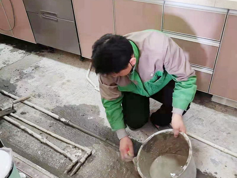 廚房地面埋管找平：一般房屋的地面上有比較凸出的地方，可以采用旋轉(zhuǎn)平磨的方式將高的地方打磨下去前提是下邊沒有管道。如果高的地方不打磨，那么找平出來的地面就會(huì)出現(xiàn)由齒刮刮出來的地面在高的地方同樣留下了同樣多的水泥，最后找出來的地面好是高的地方依然高，低的地方依然低。同時(shí)打磨還能節(jié)約不少的用料，這是地面找平中一個(gè)很重要的步驟。