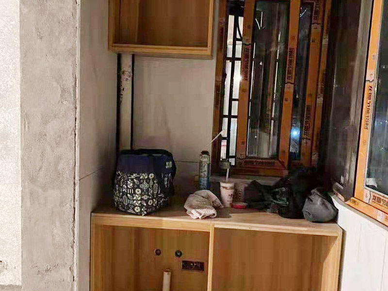 客廳整體裝修翻新：在舊房翻新中最先實(shí)施的是主題拆除，其中主要包括墻面、地面、門窗、水路、電路等各方面的拆除。在拆除過(guò)程中，廚衛(wèi)的墻磚鏟除中防水層是極易被損壞的，所以裝修在墻面抹灰完成后一定要重新做防水。拆改會(huì)產(chǎn)生許多的垃圾，要及時(shí)清理，同時(shí)老房翻新過(guò)程中時(shí)刻保持室內(nèi)的清潔，這對(duì)于施工也是非常方便的。 第二步就是結(jié)構(gòu)的改造啦。舊房翻新業(yè)主們?cè)谧鼋Y(jié)構(gòu)優(yōu)化時(shí)，廚房、衛(wèi)生間在包立管時(shí)一定要留有檢查口以便維修，舊房的承重墻一定不能拆除否則造成安全隱患。 接下來(lái)就是隱蔽工程的實(shí)施了。其中包括檢查吊頂內(nèi)的供水、空調(diào)