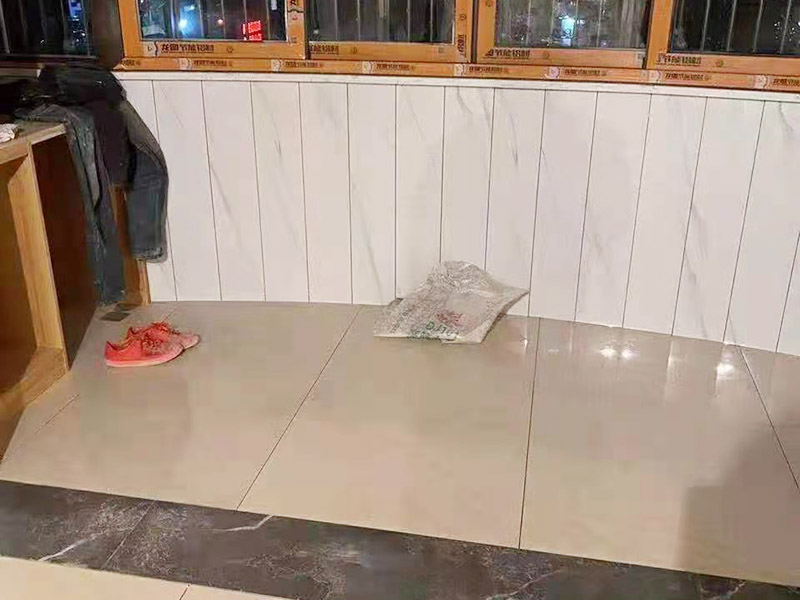 客廳整體裝修翻新：在舊房翻新中最先實(shí)施的是主題拆除，其中主要包括墻面、地面、門窗、水路、電路等各方面的拆除。在拆除過(guò)程中，廚衛(wèi)的墻磚鏟除中防水層是極易被損壞的，所以裝修在墻面抹灰完成后一定要重新做防水。拆改會(huì)產(chǎn)生許多的垃圾，要及時(shí)清理，同時(shí)老房翻新過(guò)程中時(shí)刻保持室內(nèi)的清潔，這對(duì)于施工也是非常方便的。 第二步就是結(jié)構(gòu)的改造啦。舊房翻新業(yè)主們?cè)谧鼋Y(jié)構(gòu)優(yōu)化時(shí)，廚房、衛(wèi)生間在包立管時(shí)一定要留有檢查口以便維修，舊房的承重墻一定不能拆除否則造成安全隱患。 接下來(lái)就是隱蔽工程的實(shí)施了。其中包括檢查吊頂內(nèi)的供水、空調(diào)