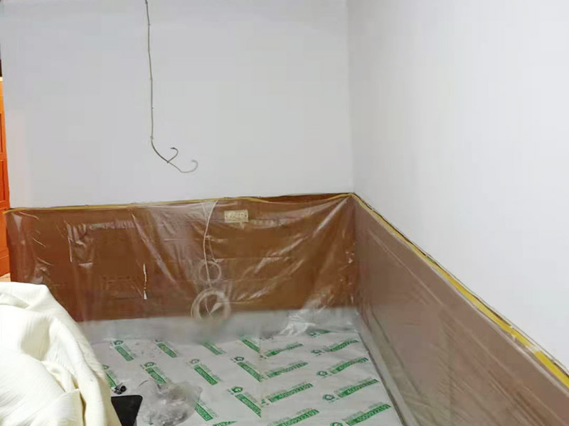 墻面刷新保護(hù)：舊墻的基礎(chǔ)處理主要是指根除墻面的原有裝飾，一般包含墻面原有墻面漆和膩?zhàn)訉拥母⒃心狙b飾、原有其它外表裝飾物如墻紙等的鏟除等。濕潤(rùn)原有墻面，墻面鏟除的會(huì)比較徹底。墻面的基礎(chǔ)處理要根據(jù)墻面的具體情況，具體施工（局部鏟除修補(bǔ)、鏟除至石膏層膩?zhàn)?、鏟除至原墻水泥層），以便靈活掌握預(yù)算和工期。