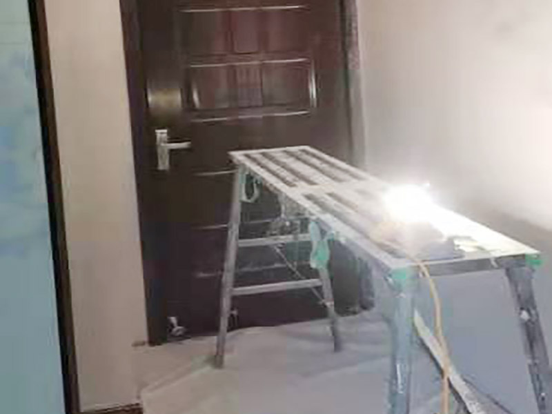 墻面刷新保護(hù)：舊墻的基礎(chǔ)處理主要是指根除墻面的原有裝飾，一般包含墻面原有墻面漆和膩?zhàn)訉拥母?、原有木裝飾、原有其它外表裝飾物如墻紙等的鏟除等。濕潤(rùn)原有墻面，墻面鏟除的會(huì)比較徹底。墻面的基礎(chǔ)處理要根據(jù)墻面的具體情況，具體施工（局部鏟除修補(bǔ)、鏟除至石膏層膩?zhàn)?、鏟除至原墻水泥層），以便靈活掌握預(yù)算和工期。