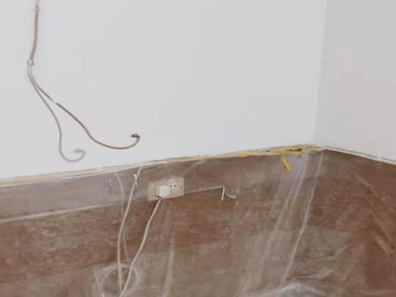 墻面刷新保護(hù)：舊墻的基礎(chǔ)處理主要是指根除墻面的原有裝飾，一般包含墻面原有墻面漆和膩?zhàn)訉拥母?、原有木裝飾、原有其它外表裝飾物如墻紙等的鏟除等。濕潤(rùn)原有墻面，墻面鏟除的會(huì)比較徹底。墻面的基礎(chǔ)處理要根據(jù)墻面的具體情況，具體施工（局部鏟除修補(bǔ)、鏟除至石膏層膩?zhàn)?、鏟除至原墻水泥層），以便靈活掌握預(yù)算和工期。