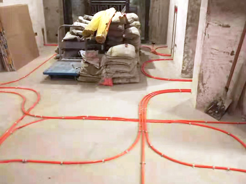 全屋電路布線：首先根據(jù)實際情況定位，定位完成后，電工根據(jù)定位和電路走向，開布線槽，線路槽很有講究，要橫平豎直，不過，規(guī)范的做法，不允許開橫槽，因為會影響墻的承受力。布線一般采用線管暗埋的方式。線管有冷彎管和PVC管兩種，冷彎管可以彎曲而不斷裂，是布線的最好選擇，因為它的轉(zhuǎn)角是有弧度的，線可以隨時更換，而不用開墻。冷彎管要用彎管工具，弧度應(yīng)該是線管直徑的10倍，這樣穿線或拆線，才能順利。