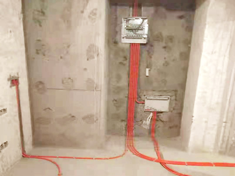 全屋電路布線：首先根據(jù)實際情況定位，定位完成后，電工根據(jù)定位和電路走向，開布線槽，線路槽很有講究，要橫平豎直，不過，規(guī)范的做法，不允許開橫槽，因為會影響墻的承受力。布線一般采用線管暗埋的方式。線管有冷彎管和PVC管兩種，冷彎管可以彎曲而不斷裂，是布線的最好選擇，因為它的轉(zhuǎn)角是有弧度的，線可以隨時更換，而不用開墻。冷彎管要用彎管工具，弧度應(yīng)該是線管直徑的10倍，這樣穿線或拆線，才能順利。