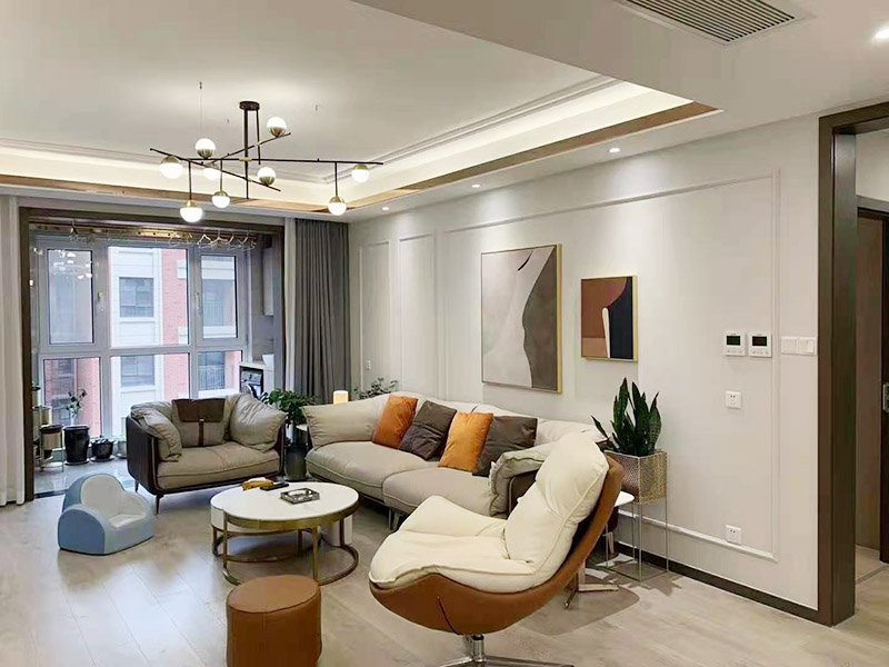 潔具最好先買好，拿著潔具的上下水圖給水電工，把位置搞對，不然到時候，管子不夠長又要重新買接　頭。熱水器等不經(jīng)常拔插頭的插座最好用帶開關(guān)的。