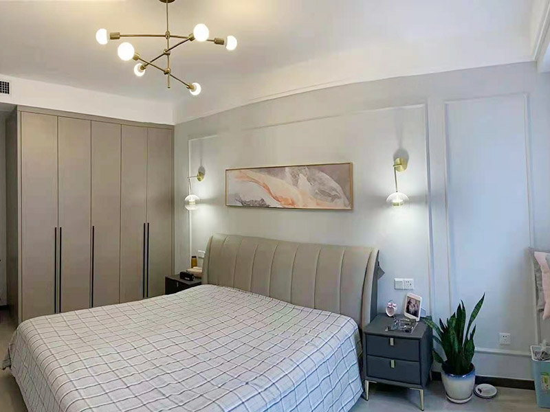 潔具最好先買好，拿著潔具的上下水圖給水電工，把位置搞對，不然到時候，管子不夠長又要重新買接　頭。熱水器等不經(jīng)常拔插頭的插座最好用帶開關(guān)的。