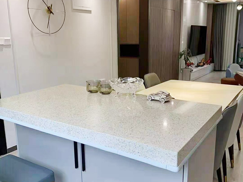 潔具最好先買好，拿著潔具的上下水圖給水電工，把位置搞對，不然到時候，管子不夠長又要重新買接　頭。熱水器等不經(jīng)常拔插頭的插座最好用帶開關(guān)的。