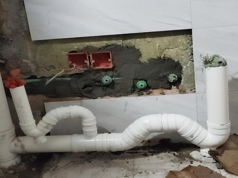 衛(wèi)生間水電改造：電路工程時，必須先安裝管道，然后再通過布線，以便在日后更換時布線不動。 通過管子不能用軟管防止死角。 沿方向在墻或地面上創(chuàng)建凹槽。 側溝會損害建筑物整體的負荷，抗震性能降低，墻面容易破碎，因此溝槽的開口部分不允許超過30cm。 測試水路壓力，檢查合格后留出回路的施工圖。 圖形必須與實際匹配。 圖紙還應當標明布線規(guī)格和開關，插座的位置。