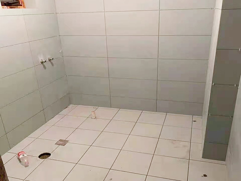 衛(wèi)生間貼磚施工：衛(wèi)生間貼磚要先將所需材料準(zhǔn)備好，一般用在這個(gè)空間的話可以選擇小瓷磚，例如小方塊類型的瓷磚就不錯(cuò)，貼起來也比較方便。然后將水泥與建筑膠混合拌勻，用鏟刀將其鏟到地面刮平再將瓷磚鋪上刀壓實(shí)，這樣按照這樣的方式自上而下或自左而右來進(jìn)行貼磚即可。