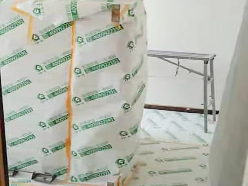 地面家具成品保護(hù)：滿鋪成品瓦楞紙板，再用干凈彩條布滿鋪在普通石膏板上，在彩條布交接處及轉(zhuǎn)角處用膠帶固定，也可選用木芯板或三夾板。材料選用視上人、車情況而定。門套的保護(hù)方式：用原門框保護(hù)膜，或者多層板或密度板，報紙，美紋紙保護(hù)等