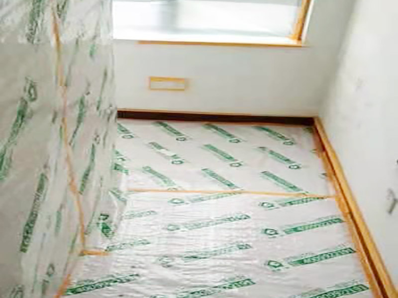 地面家具成品保護(hù)：滿鋪成品瓦楞紙板，再用干凈彩條布滿鋪在普通石膏板上，在彩條布交接處及轉(zhuǎn)角處用膠帶固定，也可選用木芯板或三夾板。材料選用視上人、車情況而定。門套的保護(hù)方式：用原門框保護(hù)膜，或者多層板或密度板，報紙，美紋紙保護(hù)等