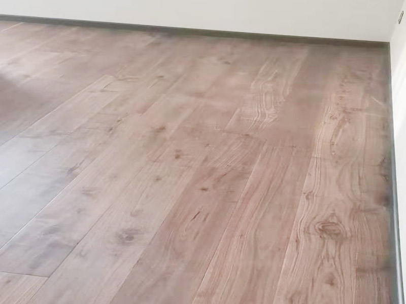 【成都地板劃痕修復】木地板不小心被劃了，用地板補漆筆可以修