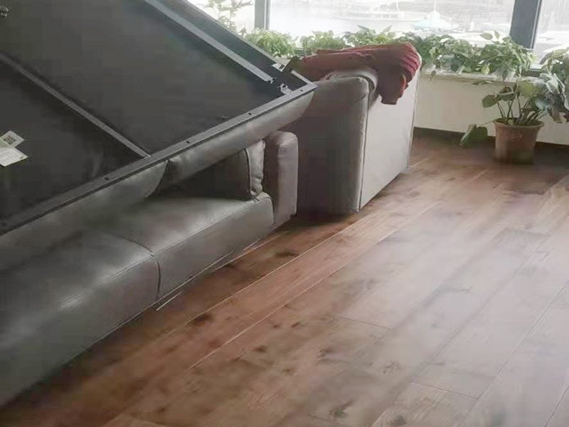 木地板調(diào)縫維修：如果木地板縫隙大的話，可以在du縫隙內(nèi)填入玻璃膠。但是如果縫隙在不超過5mm情況下的話，最好就用膠木粉，將膠木粉攪拌之后，填入裂縫，經(jīng)過一晚就可踩踏。 水性透明的膩?zhàn)硬粌H環(huán)保，還不用擔(dān)心色差的問題。我們可以利用水性透明的膩?zhàn)蛹幽拘歼M(jìn)行填充;還可以用薄一點(diǎn)的木條填進(jìn)去，再用水性膩?zhàn)蛹幽拘技右孕扪a(bǔ)，這樣就不會(huì)影響室內(nèi)的美觀性。