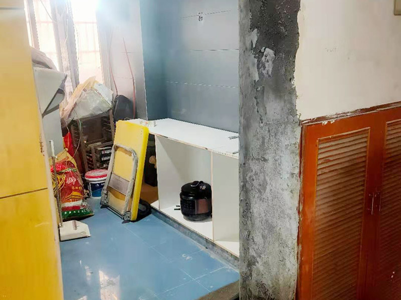 局部裝修翻新：1、量房，局部裝修有些地方也需要設計師上門量房，根據(jù)客戶需求提出初步設計方案  2、確認，客戶與設計師溝通、確定局部裝修方案  3、簽訂合同，客戶與裝修公司簽訂裝修合同。局部裝修一般工程小，對于施工隊來講收入低，所以很多施工隊都不愿意接，所以要事先了解施工單位，確定裝修公司。 4、施工，局部裝修施工過程包括前、中期成品保護和全程質(zhì)檢。  5、驗收，局部裝修工程完工后，要進行驗收，檢查裝修是否符合裝修施工工藝。 