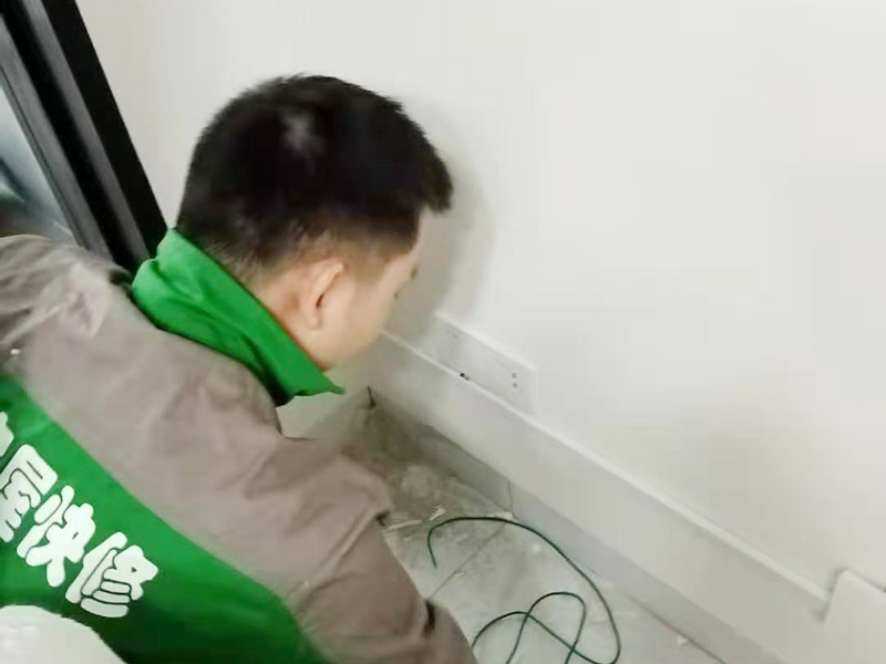 開(kāi)關(guān)插座安裝：將盒內(nèi)甩出的導(dǎo)線留出維修長(zhǎng)度，然后削出線芯，注意不要碰傷線芯。將導(dǎo)線按順時(shí)針?lè)较虮P繞在開(kāi)關(guān)或插座對(duì)應(yīng)的接線柱上，然后旋緊壓頭，要求線芯不得外露。 先將盒子內(nèi)甩出的導(dǎo)線由塑料臺(tái)的出線孔中穿出，再把塑料臺(tái)緊貼于墻面用螺絲固定在盒子上。固定好后，將導(dǎo)線按各自的位置從開(kāi)關(guān)插座的線孔中穿出，按接線要求將導(dǎo)線壓牢。 　　最后將開(kāi)關(guān)或插座貼于塑料臺(tái)上，找正并用螺絲固定牢，蓋上裝飾板。