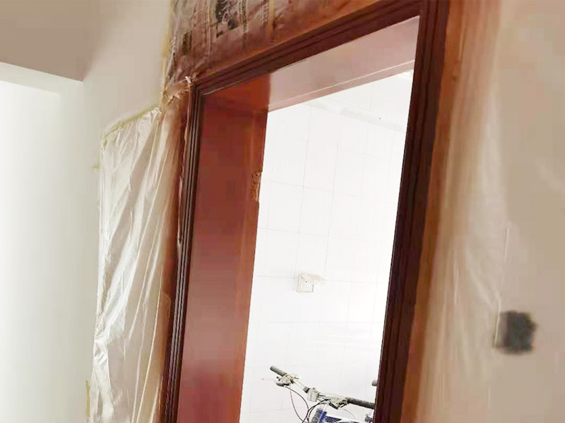 門(mén)框刷漆維修：把木門(mén)上面的把手等裝飾品都卸下來(lái)，防止下一步作業(yè)時(shí)劃傷手，也有利于均勻涂刷木門(mén)油漆。用粗砂紙把需要刷油漆的地方都打磨一遍，注意轉(zhuǎn)角的地方不要打磨的太厲害，保持木門(mén)原來(lái)的形狀。把刷完一遍漆的木門(mén)放置四到五個(gè)小時(shí)，等油漆干透。木門(mén)油漆干透后，拿細(xì)砂紙把木門(mén)從頭到尾再打磨一遍。這一次打磨是為了把油漆上刷的不均勻的地方打磨平，利于后面繼續(xù)刷漆。刷漆第二和三遍把把手等步卸下來(lái)的裝飾物安裝回去。