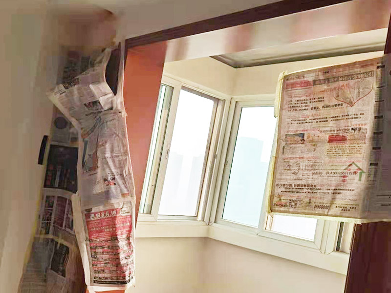 門(mén)框刷漆維修：把木門(mén)上面的把手等裝飾品都卸下來(lái)，防止下一步作業(yè)時(shí)劃傷手，也有利于均勻涂刷木門(mén)油漆。用粗砂紙把需要刷油漆的地方都打磨一遍，注意轉(zhuǎn)角的地方不要打磨的太厲害，保持木門(mén)原來(lái)的形狀。把刷完一遍漆的木門(mén)放置四到五個(gè)小時(shí)，等油漆干透。木門(mén)油漆干透后，拿細(xì)砂紙把木門(mén)從頭到尾再打磨一遍。這一次打磨是為了把油漆上刷的不均勻的地方打磨平，利于后面繼續(xù)刷漆。刷漆第二和三遍把把手等步卸下來(lái)的裝飾物安裝回去。