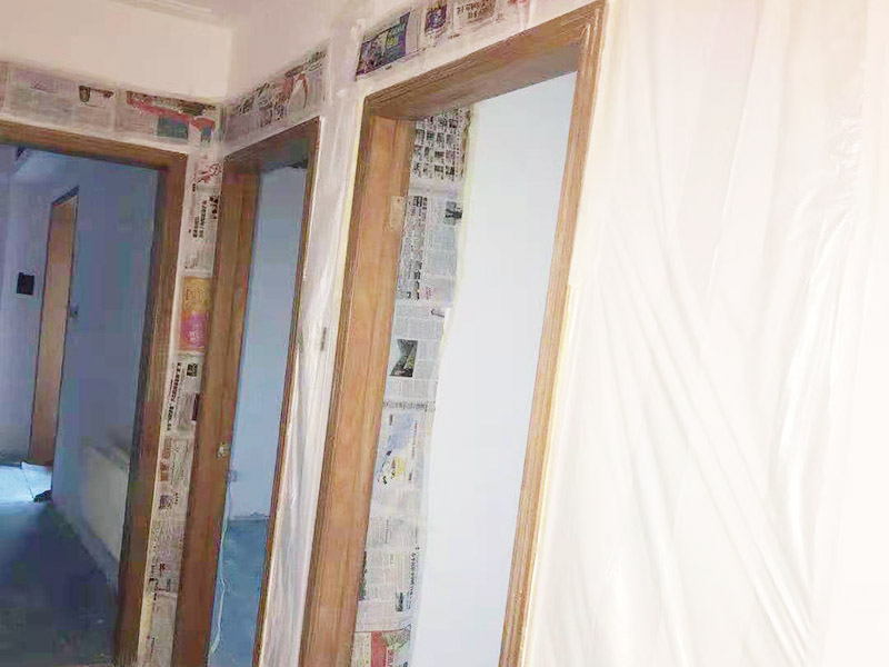 門(mén)框刷漆維修：把木門(mén)上面的把手等裝飾品都卸下來(lái)，防止下一步作業(yè)時(shí)劃傷手，也有利于均勻涂刷木門(mén)油漆。用粗砂紙把需要刷油漆的地方都打磨一遍，注意轉(zhuǎn)角的地方不要打磨的太厲害，保持木門(mén)原來(lái)的形狀。把刷完一遍漆的木門(mén)放置四到五個(gè)小時(shí)，等油漆干透。木門(mén)油漆干透后，拿細(xì)砂紙把木門(mén)從頭到尾再打磨一遍。這一次打磨是為了把油漆上刷的不均勻的地方打磨平，利于后面繼續(xù)刷漆。刷漆第二和三遍把把手等步卸下來(lái)的裝飾物安裝回去。