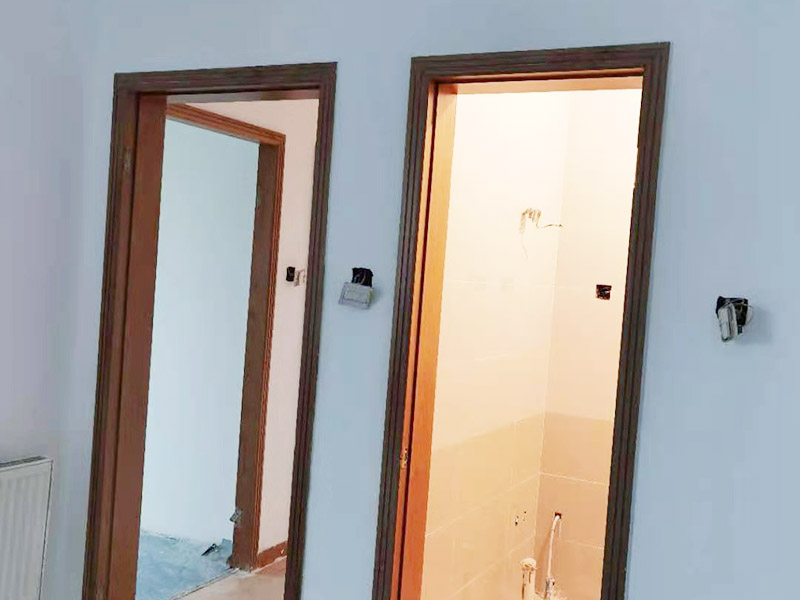 門(mén)框刷漆維修：把木門(mén)上面的把手等裝飾品都卸下來(lái)，防止下一步作業(yè)時(shí)劃傷手，也有利于均勻涂刷木門(mén)油漆。用粗砂紙把需要刷油漆的地方都打磨一遍，注意轉(zhuǎn)角的地方不要打磨的太厲害，保持木門(mén)原來(lái)的形狀。把刷完一遍漆的木門(mén)放置四到五個(gè)小時(shí)，等油漆干透。木門(mén)油漆干透后，拿細(xì)砂紙把木門(mén)從頭到尾再打磨一遍。這一次打磨是為了把油漆上刷的不均勻的地方打磨平，利于后面繼續(xù)刷漆。刷漆第二和三遍把把手等步卸下來(lái)的裝飾物安裝回去。