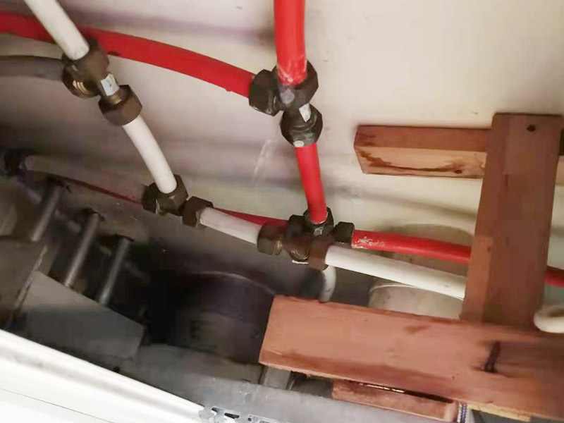 水管轉(zhuǎn)換頭更換:1、水管安裝后一定要進行增壓測試：增壓測試一般是在1.5倍水壓的情況下進行,在測試中應(yīng)沒有漏水現(xiàn)象。 2、在沒有加壓條件下的簡單測試方法，但不完全可行。 關(guān)閉水管總閥。(即水表前面的水管開關(guān)) 打開房間里面的水龍頭20分鐘，確保沒水再滴后關(guān)閉所有的水龍頭。 關(guān)閉馬桶水箱和洗衣機等具有蓄水功能的設(shè)備進水開關(guān)。 打開水管總閥。 打開總閥后20分鐘查看水表是否走動，包括緩慢的走動。如果有走動，即為漏水了。如果沒有走動，可能沒事。(如果水表有問題或水管微滲，有可能難以確定。)所以建議施工完一定要進行水壓測試實驗，一般打壓8公斤，時間20-30分鐘。