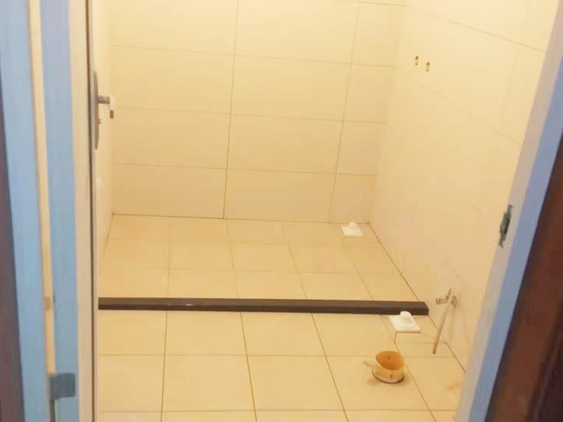 衛(wèi)生間墻面貼磚：首先應(yīng)除去基層表面的污垢，油漬，浮灰;除去基層上所有涂料層，膩?zhàn)訉?如果基層未能達(dá)到平整度要求，需對(duì)基層進(jìn)行預(yù)先的找平處理。鋪貼瓷磚前需事先找好垂直線，以此為基準(zhǔn)鋪貼的瓷磚高低均勻、垂直美觀;此外，施工前在墻體四周需彈出標(biāo)高控制線，在地面彈出十字線，以控制地磚分隔尺寸。對(duì)瓷磚的色彩、紋理、表面平整等進(jìn)行嚴(yán)格的挑選，然后按照?qǐng)D紙要求預(yù)鋪。對(duì)可能出現(xiàn)的尺寸、色彩、紋理誤差等進(jìn)行調(diào)整、交換，直至達(dá)到最佳效果。 調(diào)制粘結(jié)劑：加水后將粘結(jié)劑漿料攪拌至潤(rùn)滑均勻，無(wú)明顯塊狀或糊狀結(jié)塊，攪拌后的漿料靜置5-10分鐘后再稍加攪拌1-2分鐘即可使用。 將瓷磚平整地鋪貼在基層上，使用橡膠錘將瓷磚拍實(shí)鋪平。施工過程中，可小幅度轉(zhuǎn)動(dòng)瓷磚，使?jié){料與瓷磚背面充分接觸。