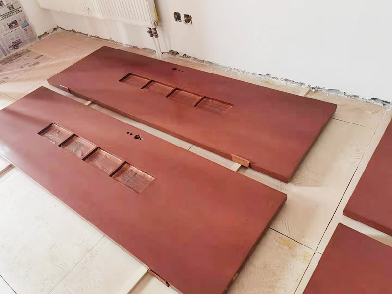 木門噴漆維修：白胚處理，先用水性膩子堵釘眼，裂縫，塌陷，暗坑等缺陷，一般采用木色水灰，也有自己調(diào)配使用的，原則是顏色必須跟木質(zhì)本色相同；用開刀或刮板將油膩子刮入釘孔、接縫等處，刮抹時要橫抹豎收，刮光、收凈，干透后用砂紙順著木紋輕輕磨光，用潮布或棉絲擦凈。180木砂紙將實木門板打磨光、平整。一般上清漆的時候要注意：刷兩道三遍，第一遍刷薄一點，油漆稍微稀一點，時間是12小時以上干透，用稍細一點的砂紙打磨光滑再刷第二遍，第三遍最后徹底干透后再用拋光砂紙打磨光滑