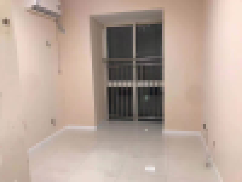 墻面滾刷乳膠漆：墻面修補(bǔ)：毛坯墻體。基層堅(jiān)固，不得有起砂、脫落等現(xiàn)象。陰陽(yáng)角須彈墨線來(lái)衡量水平度。前一遍膩?zhàn)痈赏福笠槐榉侥苁┕ぁ?刮膩?zhàn)樱簤ζ龊煤?，進(jìn)行兩道抹灰，基面加以修飾、補(bǔ)平。抹灰完后，刷乳膠漆?；举I成品膩?zhàn)臃?，加水?dāng)嚢杓纯闪恕?墻面打磨：刮膩?zhàn)雍?，基層不平整。需砂紙打磨修?fù)。中間可用燈泡照明，方便檢查平整度。 油漆操作：施工方法有排刷、輥刷、噴槍、批。排刷：省料，費(fèi)時(shí)間，干燥快，盡量一次完成，否則易產(chǎn)生接痕。輥刷：效果普通，浪費(fèi)油漆，性價(jià)比高。噴槍：效果好，速度快，省時(shí)，不易修補(bǔ)。批：效果好，費(fèi)料。