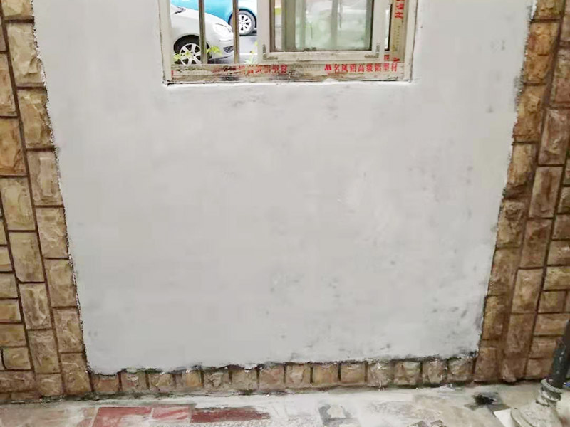 墻面局部翻新：基層裂縫的處理方法，薄而多遍的水泥砂漿抹面：鋼絲刷刷掉起皮的涂料面層。 墻面問題處理辦法，進(jìn)行涂料施工、清理墻面，尤其是深顏色的涂料兌水過多可能導(dǎo)致浮色發(fā)花等不良現(xiàn)象：云石機(jī)切出空鼓的墻面，達(dá)到原有墻面的高度、油污進(jìn)行徹底清洗干凈，刷界面劑，涂刷兩遍墻面漆，批刮柔性膩?zhàn)樱阂早P刀清除墻面已松動(dòng)的膩?zhàn)訉印?待基層完全干燥后，進(jìn)行涂料施工舊房翻新按照下面的步驟，可以用小錘子輕輕敲擊