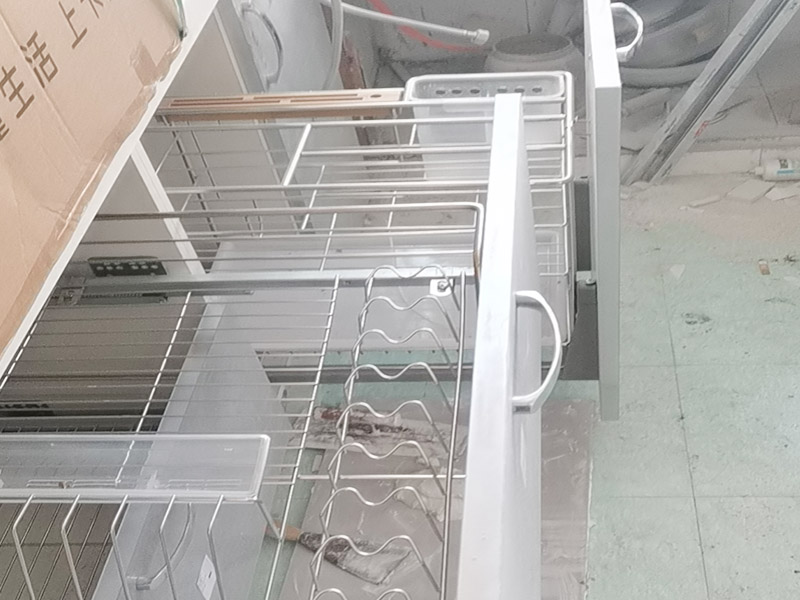 水槽拉籃安裝:首先要將水槽放置到臺面中心的對應(yīng)開口的地方，確保水槽固定不松動就可以了。然后就是安裝水龍頭的進(jìn)水口，將原先安裝在水龍頭上的進(jìn)水管一段連接到開關(guān)處，這里也要反復(fù)確認(rèn)連接是否牢固，而且太松太緊都不好。如果使用的是冷熱水龍頭配件，冷熱水管的位置一般都是左熱右冷，在安裝的時(shí)候可以再確認(rèn)一下，以免安裝相反。