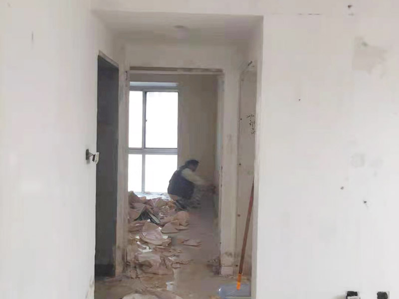 墻面撕舊墻紙：要粘貼新墻紙，最好就是將舊墻紙剝除，這樣可以使得新墻紙更加結(jié)實(shí)的粘在墻上。但也可以在舊墻紙上鋪新墻紙，但這種做法有時(shí)并不是個(gè)好主意，因?yàn)檎澈蟿┦艹焙?，?huì)導(dǎo)致新舊墻紙一起從墻面脫落。此外，若用新墻紙覆蓋接縫處的舊墻紙，重疊的印記將顯露在新墻紙上。如果由于情況需要，您仍然希望在舊墻紙上貼新墻紙，那么您應(yīng)該先把接縫打磨平整，將松散的墻紙條撕掉，并將舊墻紙銜接處的松散邊緣重新粘貼在墻壁上，然后再開(kāi)始貼新的墻紙。