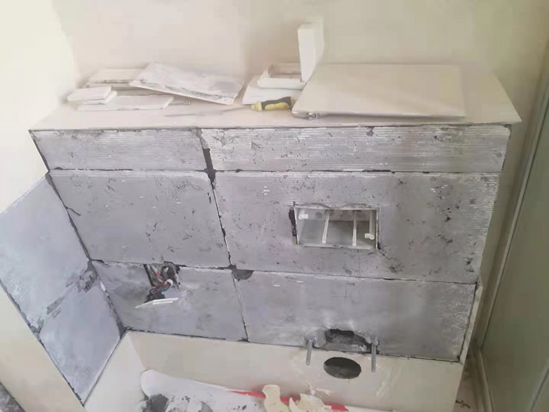 衛(wèi)生間地面改造：對(duì)于衛(wèi)生間改造，其次就是需要對(duì)其做相應(yīng)的防水處理。因?yàn)樵谌粘５募彝ブ?，衛(wèi)生間的水是處處可見的，非常潮濕。衛(wèi)生間內(nèi)的防水涂料是由地面延伸到墻面的，涂刷過程中精良的保證厚度均勻。還需要處理好地面和墻面交界處的各類管件的涂刷。待防水處理完全確定后，等待地面干透就可以做后續(xù)的工程了。這里要著重提醒，衛(wèi)生間下水口位置的防水要特別處理好，保證今后的檢查與維修。