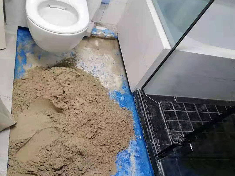 衛(wèi)生間地面改造：對(duì)于衛(wèi)生間改造，其次就是需要對(duì)其做相應(yīng)的防水處理。因?yàn)樵谌粘５募彝ブ?，衛(wèi)生間的水是處處可見的，非常潮濕。衛(wèi)生間內(nèi)的防水涂料是由地面延伸到墻面的，涂刷過程中精良的保證厚度均勻。還需要處理好地面和墻面交界處的各類管件的涂刷。待防水處理完全確定后，等待地面干透就可以做后續(xù)的工程了。這里要著重提醒，衛(wèi)生間下水口位置的防水要特別處理好，保證今后的檢查與維修。