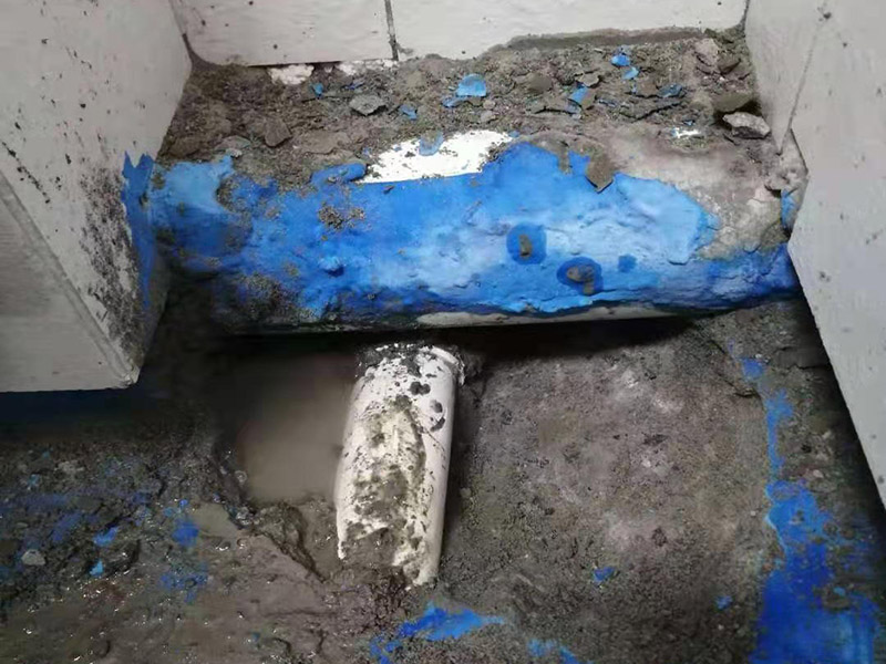 衛(wèi)生間地面改造：對(duì)于衛(wèi)生間改造，其次就是需要對(duì)其做相應(yīng)的防水處理。因?yàn)樵谌粘５募彝ブ?，衛(wèi)生間的水是處處可見的，非常潮濕。衛(wèi)生間內(nèi)的防水涂料是由地面延伸到墻面的，涂刷過程中精良的保證厚度均勻。還需要處理好地面和墻面交界處的各類管件的涂刷。待防水處理完全確定后，等待地面干透就可以做后續(xù)的工程了。這里要著重提醒，衛(wèi)生間下水口位置的防水要特別處理好，保證今后的檢查與維修。